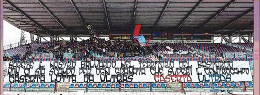 Casertana, rifinitura infuocata al Pinto: cori contro la Salernitana. Spunta uno striscione