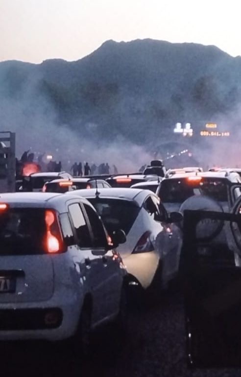 Scontri tra ultras, autostrada bloccata a San Mango Piemonte