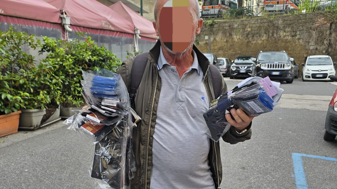 Capaccio, vende calzini in strada: multa da 5mila euro e daspo urbano
