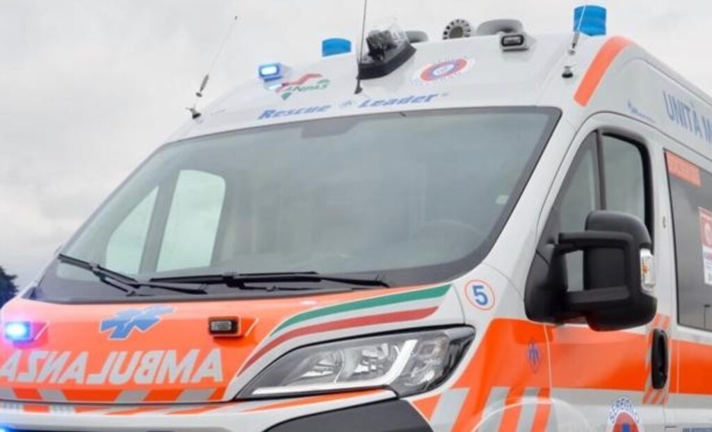 Tragedia sull’A2, camionista colto da malore accosta il tir e muore: aveva 67 anni