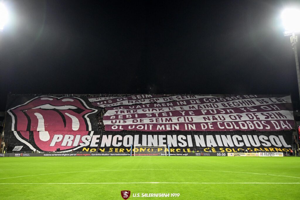 Salernitana, la scenografia della Sud: cosa vogliono dire quelle «parole senza senso»