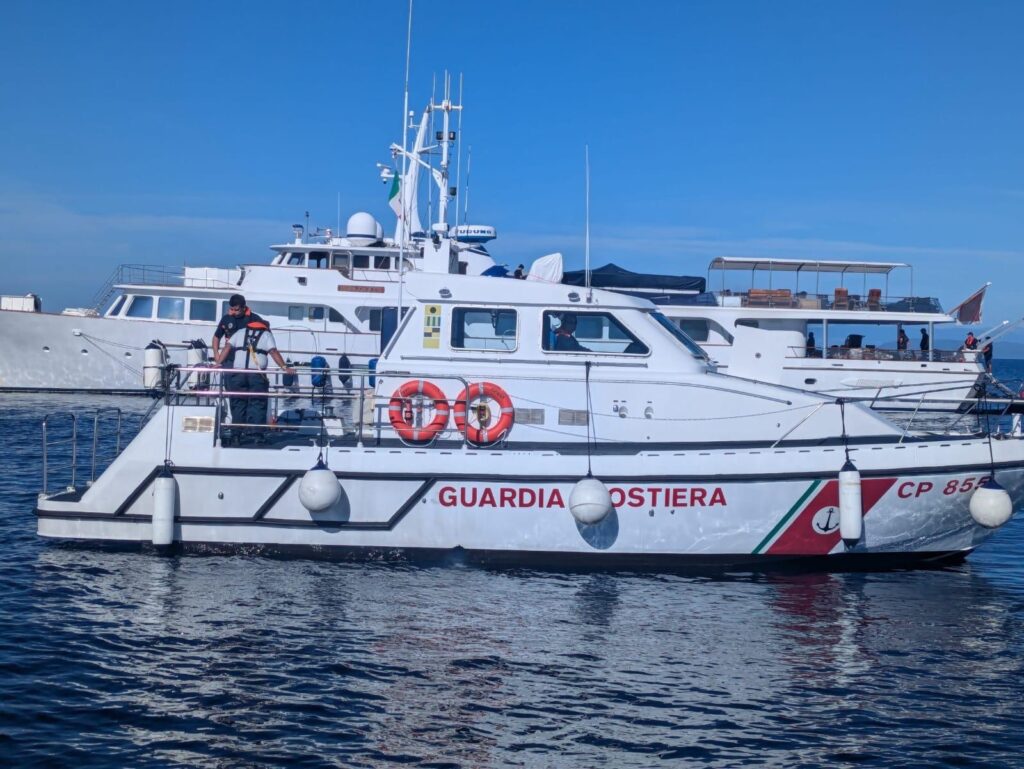 Agropoli, principio d’incendio su yacht al largo: Guardia Costiera soccorre 16 persone