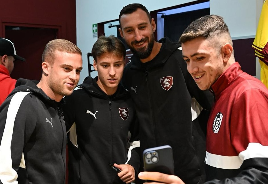 Salernitana, tifosi in festa sotto la pioggia: abbraccio con Villa, Donnarumma e Ferraris