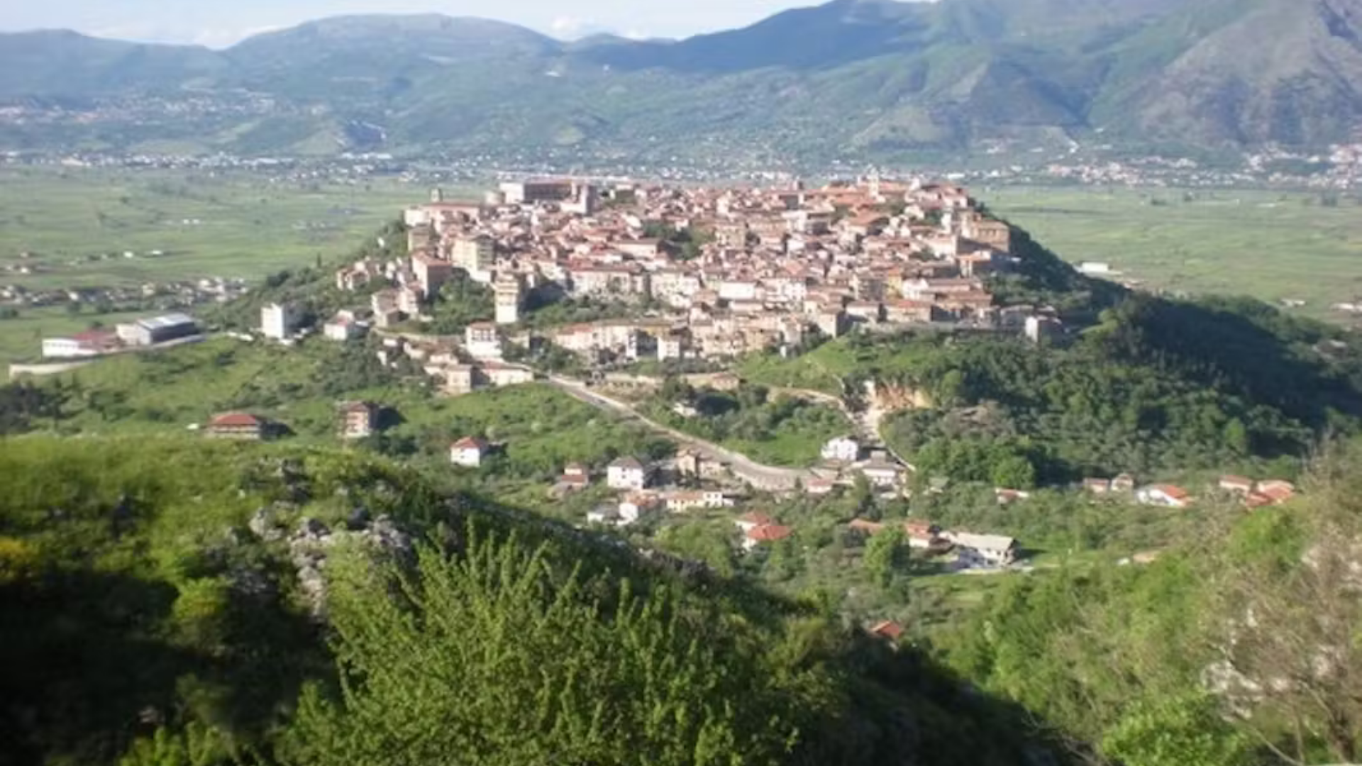 Teggiano approva progetto da 1.8 milioni per valorizzare i sentieri del centro storico e rilanciare il turismo