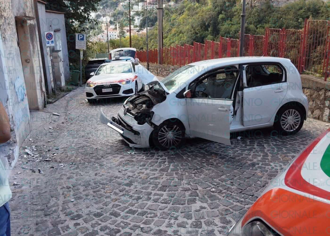 Tragedia a Vietri sul Mare, auto contro un muro: muore una donna di Cava de’ Tirreni