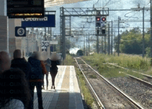 Incendio vicino ai binari a Vallo Scalo, ritardi fino a 40 minuti sulla linea ferroviaria