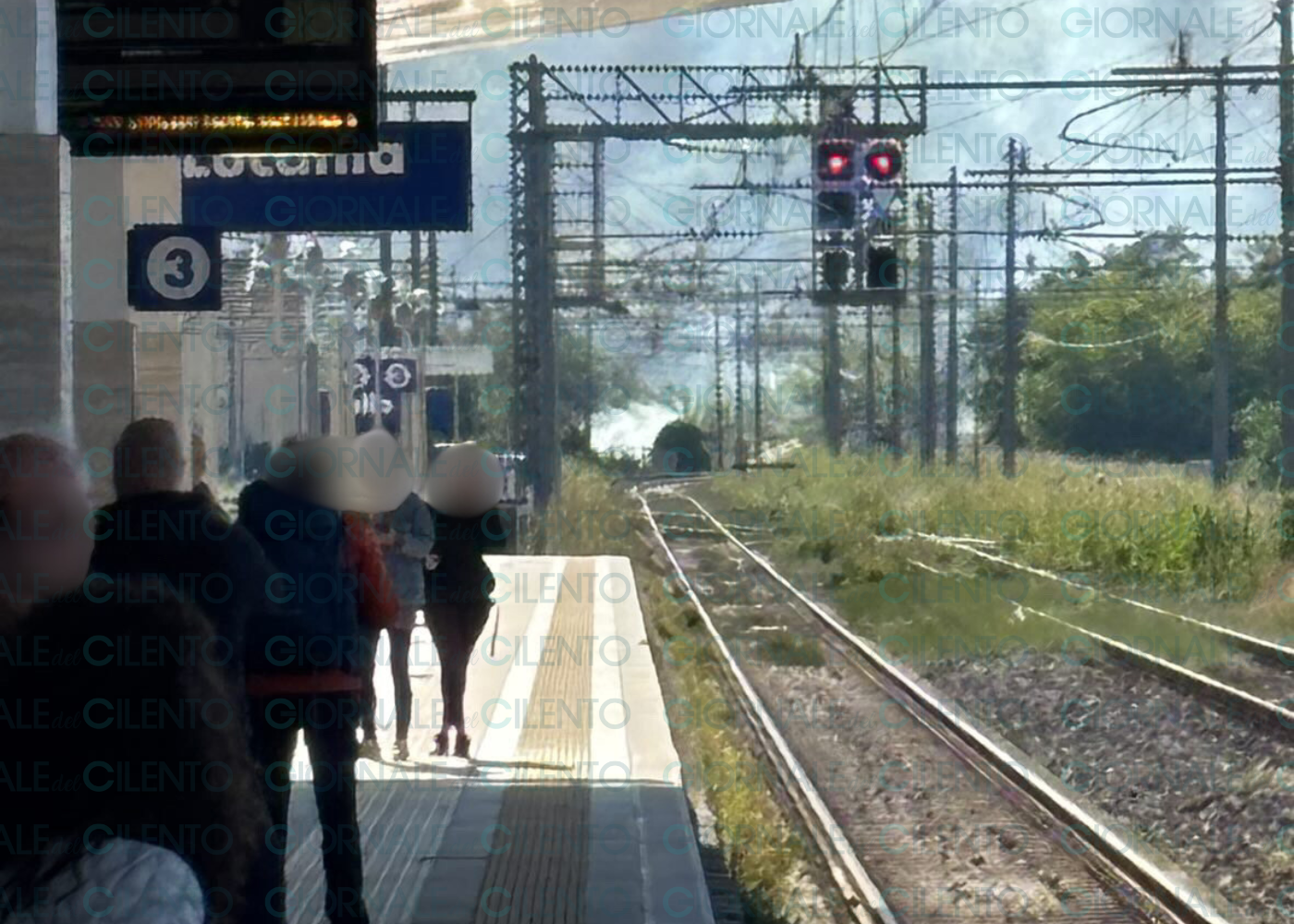 Incendio vicino ai binari a Vallo Scalo, ritardi fino a 40 minuti sulla linea ferroviaria