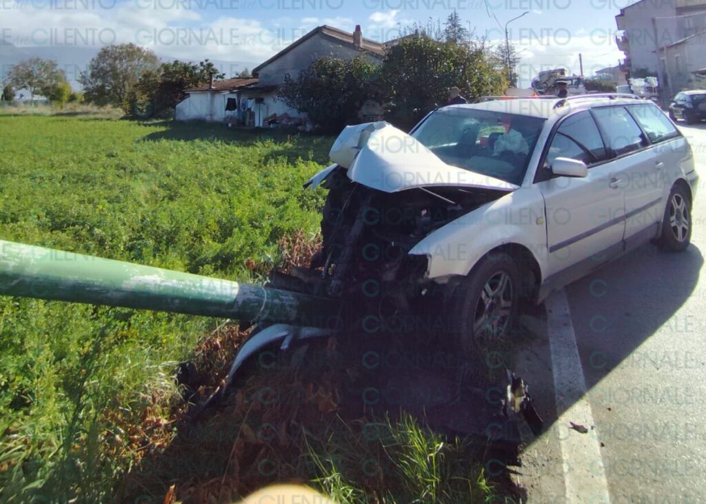 Perde il controllo dell’auto e finisce contro un palo: ferito un uomo nel Vallo di Diano