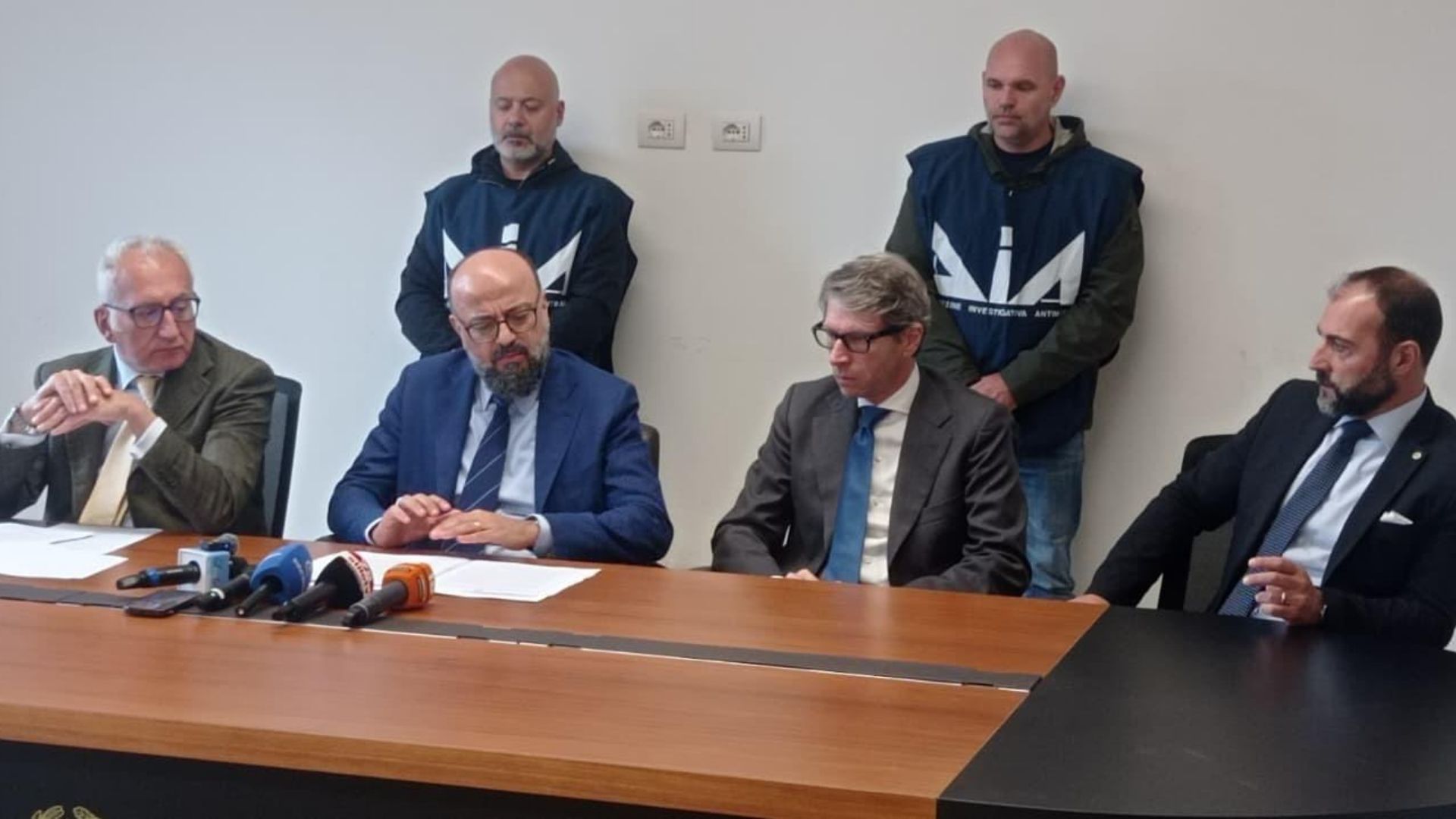 «Pagate o vi facciamo sparire»: blitz dell’Antimafia. Scattano gli arresti