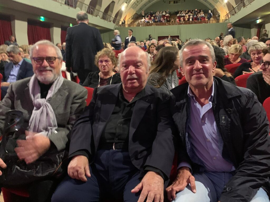 Emozione al premio Charlot: a Salerno l’abbraccio tra Lino Banfi e i suoi cugini di Sala Consilina