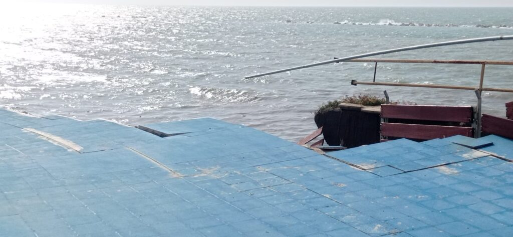 Salerno, crolla parte del pattinodromo e del muro sul lungomare: paura ma nessun ferito