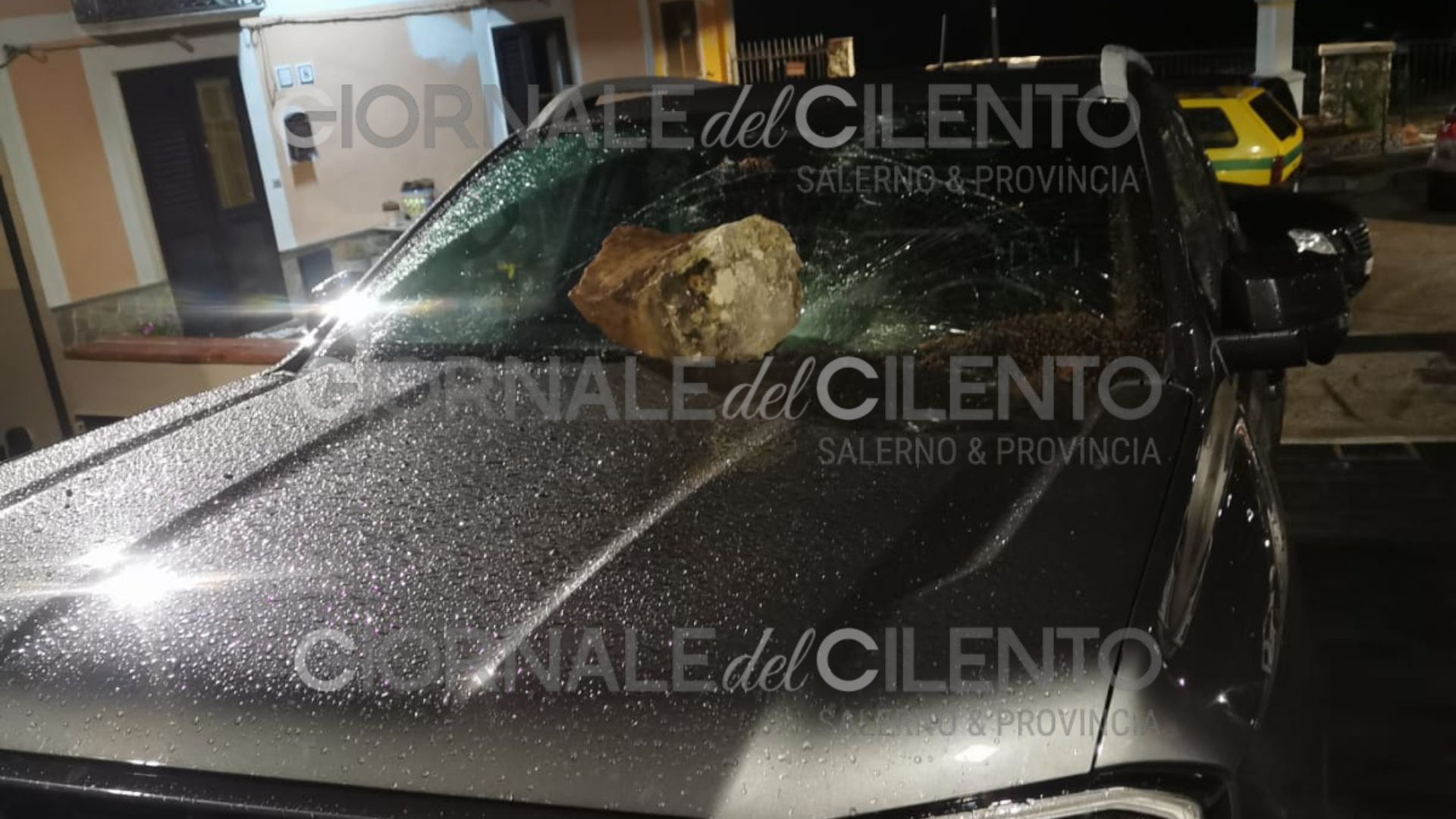 Massi e blocchi di cemento contro auto e abitazioni: famiglia di Sanza nel mirino da mesi