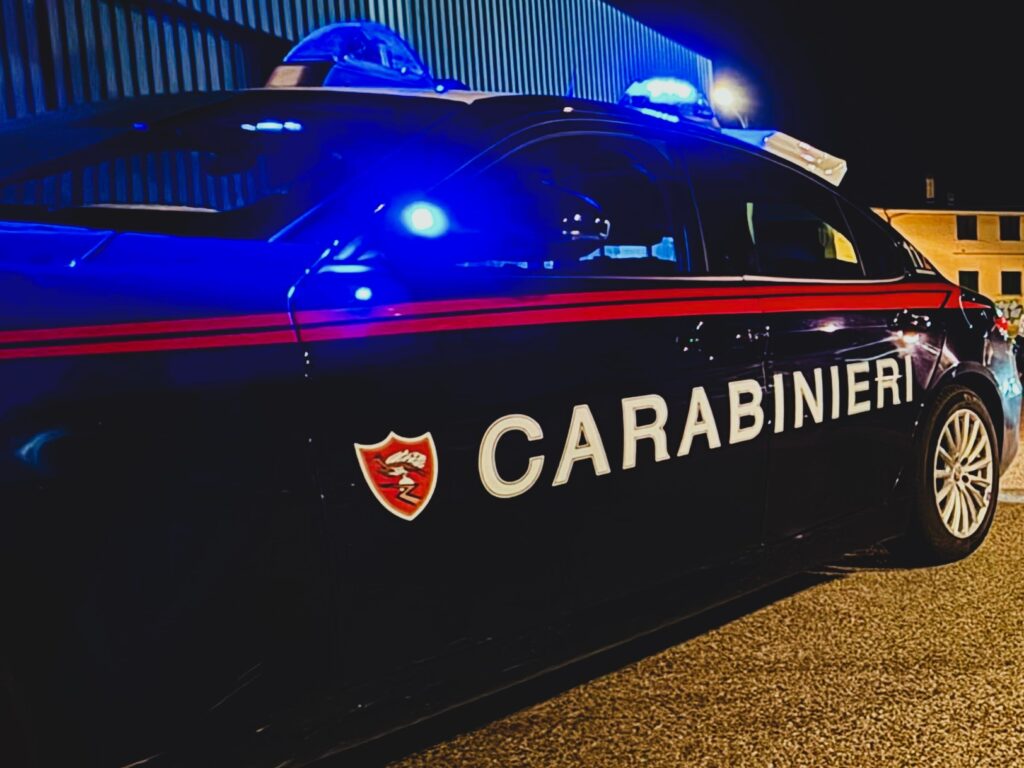 Svaligiata la cassa automatica del parcheggio vicino alla stazione: caccia ai ladri