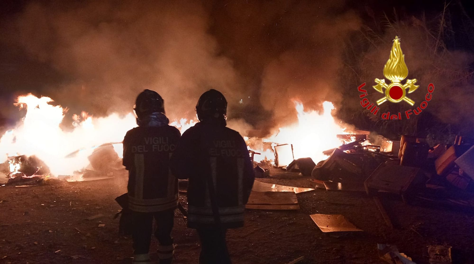 Salerno, incendio in via Generale Clark: fiamme in una discarica abusiva vicino al Novotel