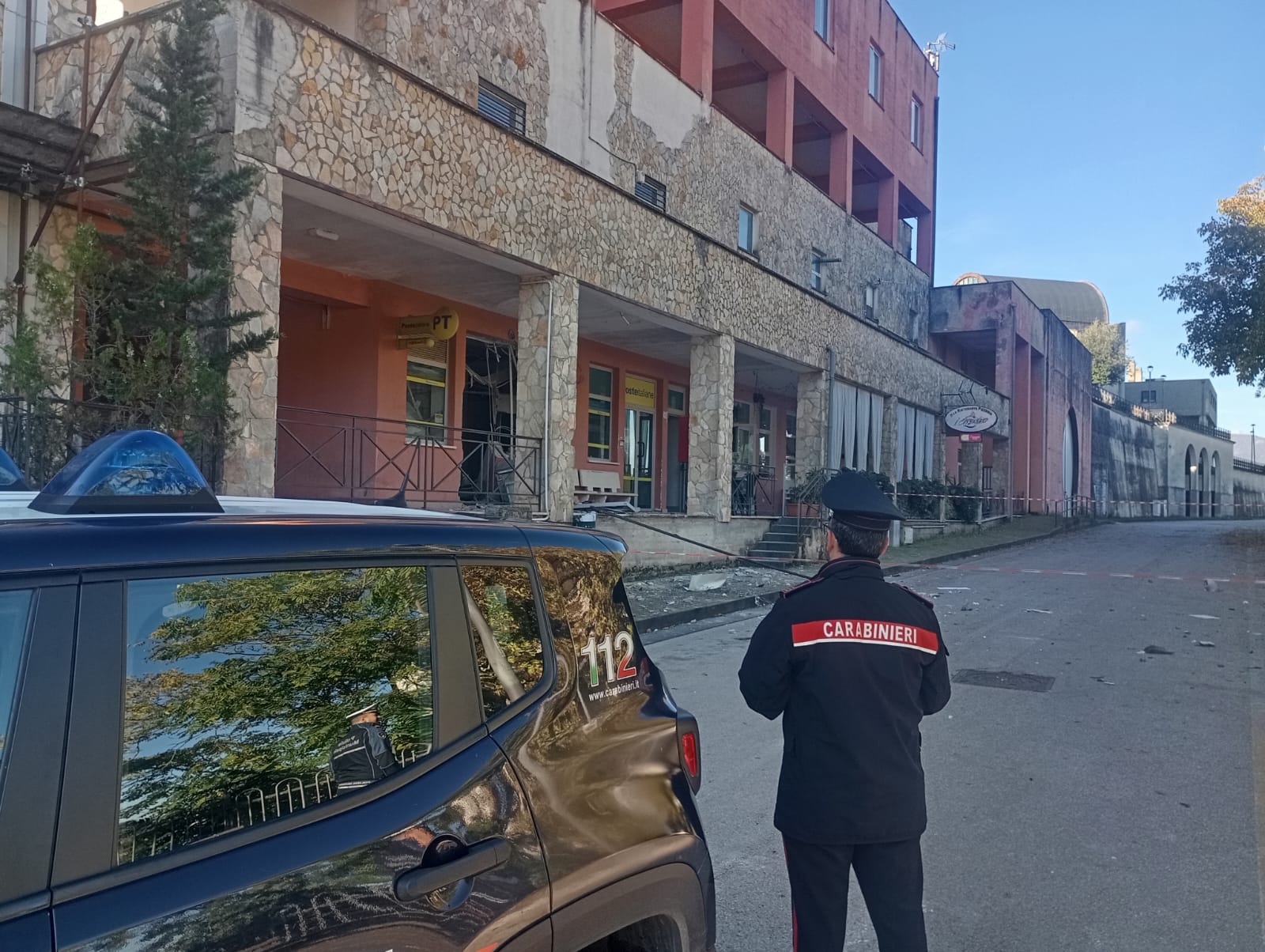 Laviano, esploso nella notte sportello bancomat dell’ufficio postale: indagano i carabinieri