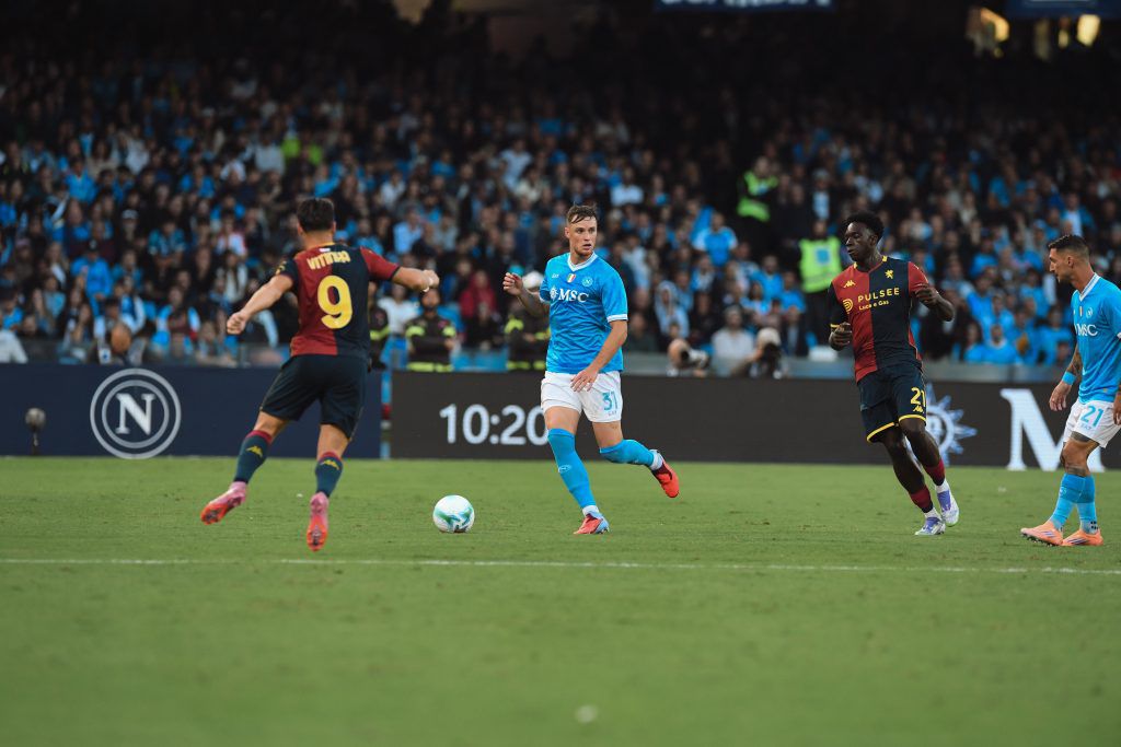 Il Napoli batte il Genoa per 2-1. Passano prima i Grifoni con un colpo di tacco di Ekhator in chiusura di tempo
