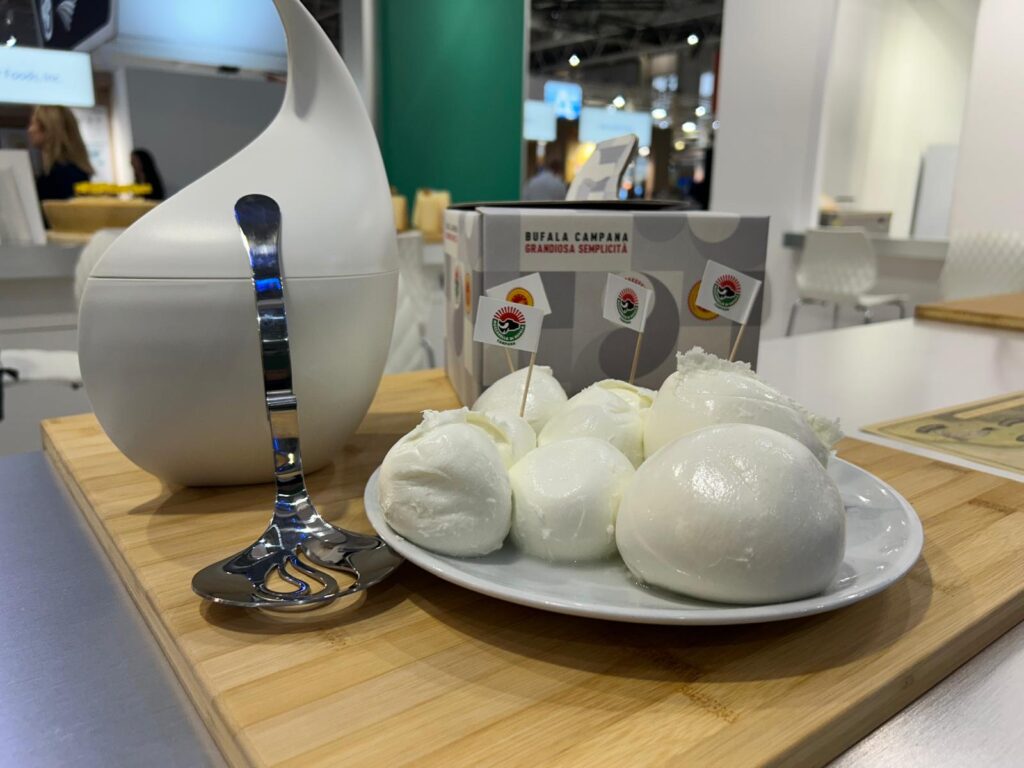 Mozzarella Dop, il Consorzio alla fiera Anuga di Colonia: campagna nella metro ed eventi n città per rafforzare l’export