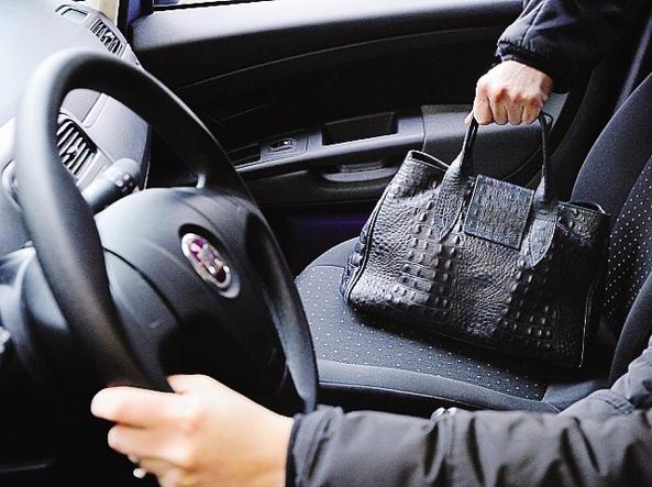 Salerno, la “banda della borsa” torna a colpire: nel mirino donne anziane
