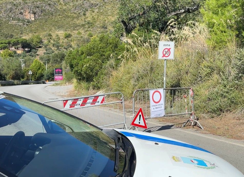 Camerota, sopralluogo sulla SP 562 dopo la caduta del masso. Domani al via gli interventi di disgaggio e messa in sicurezza