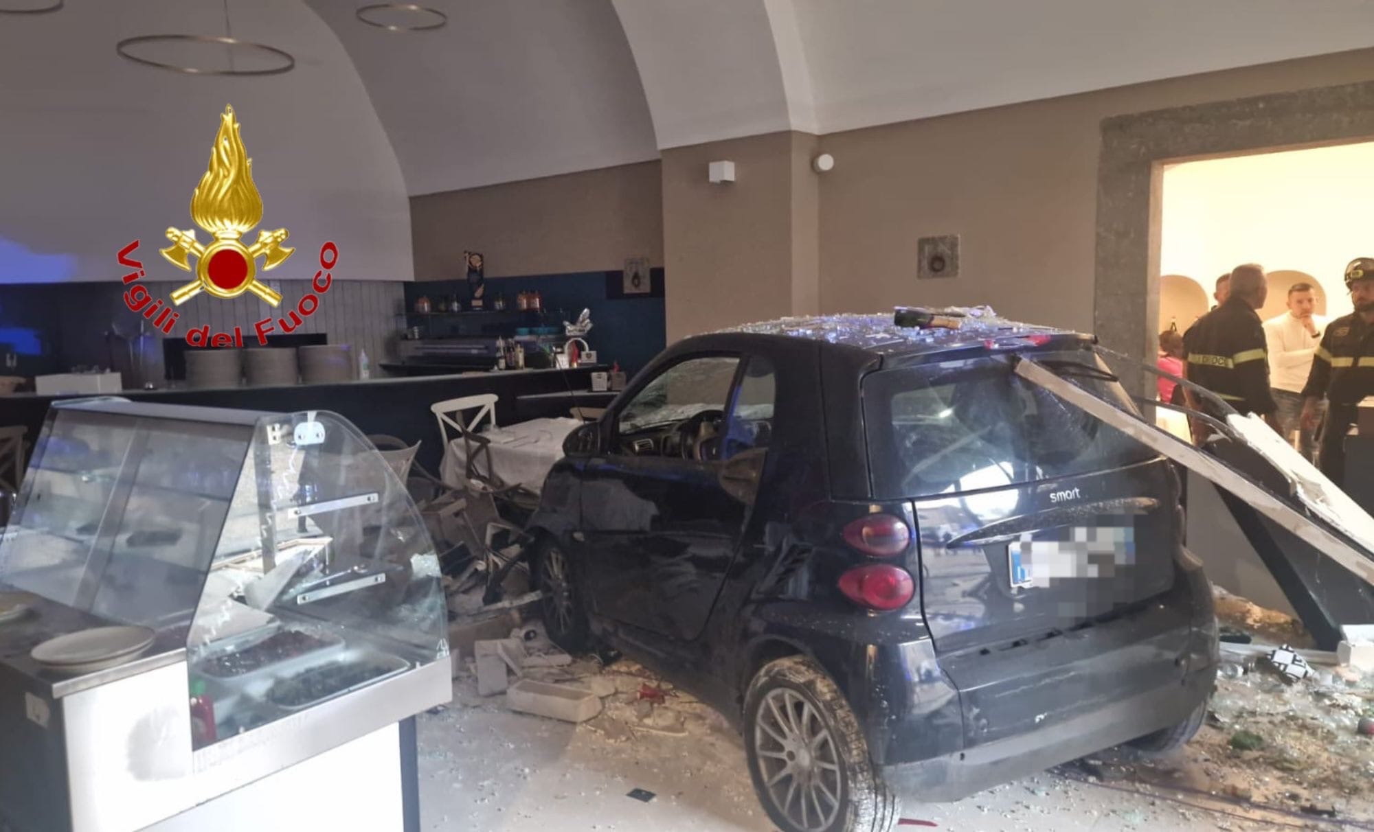 Attimi di terrore a Fuorni: auto sfonda il muro di un ristorante