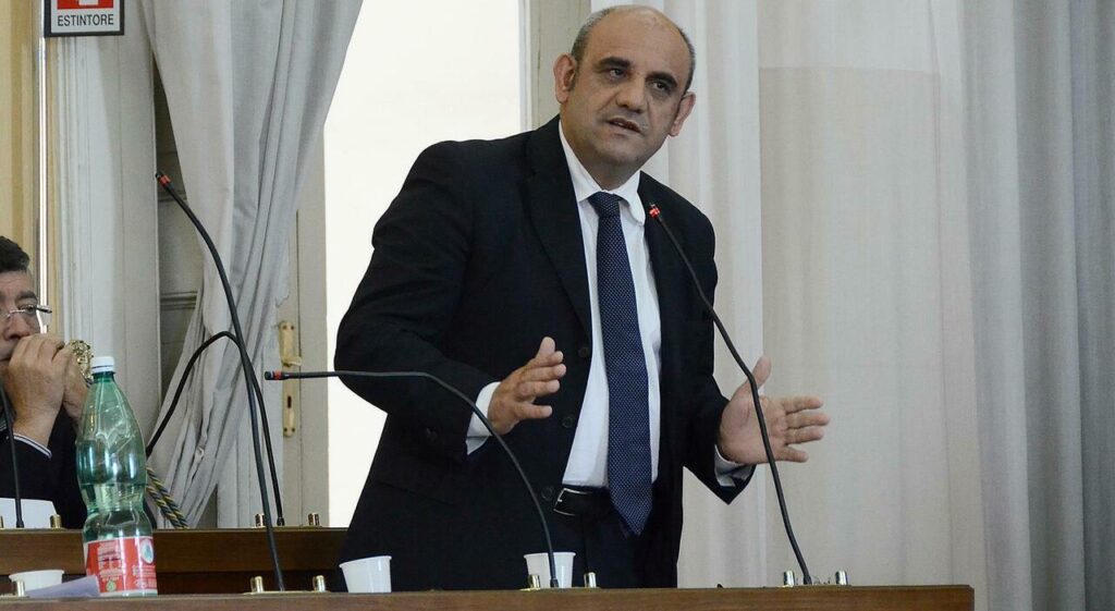 Santa Marina, chiesto rinvio a giudizio Giovanni Fortunato. L’opposizione: «La maggioranza si dimetta»