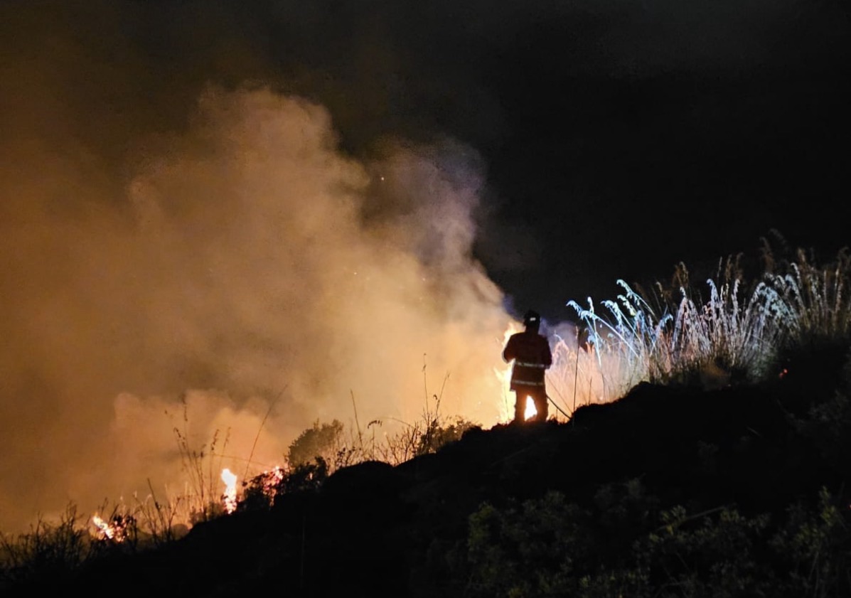 Incendio tra Castellabate e Agropoli alimentato dal vento: in azione protezione civile e vigili del fuoco