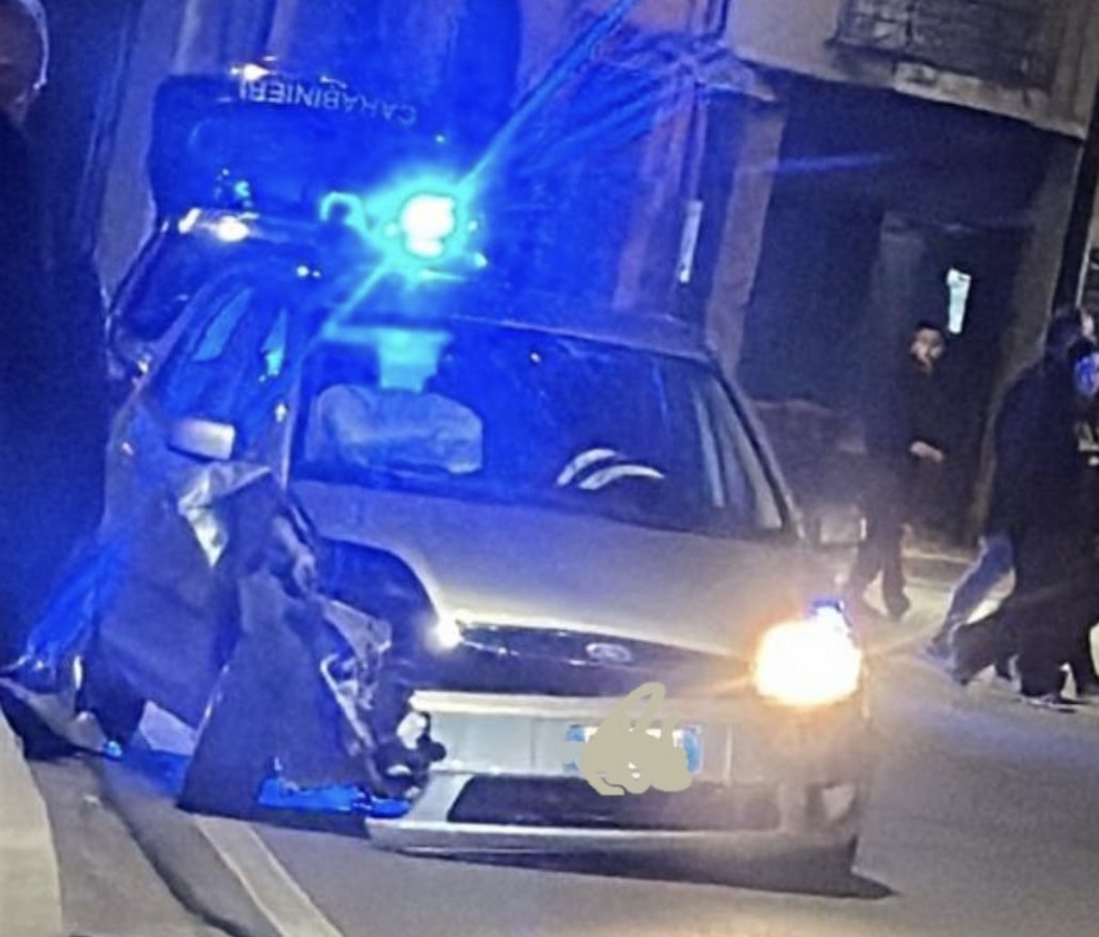 Incidente nel centro di Polla: auto contro un muretto, paura per un neonato