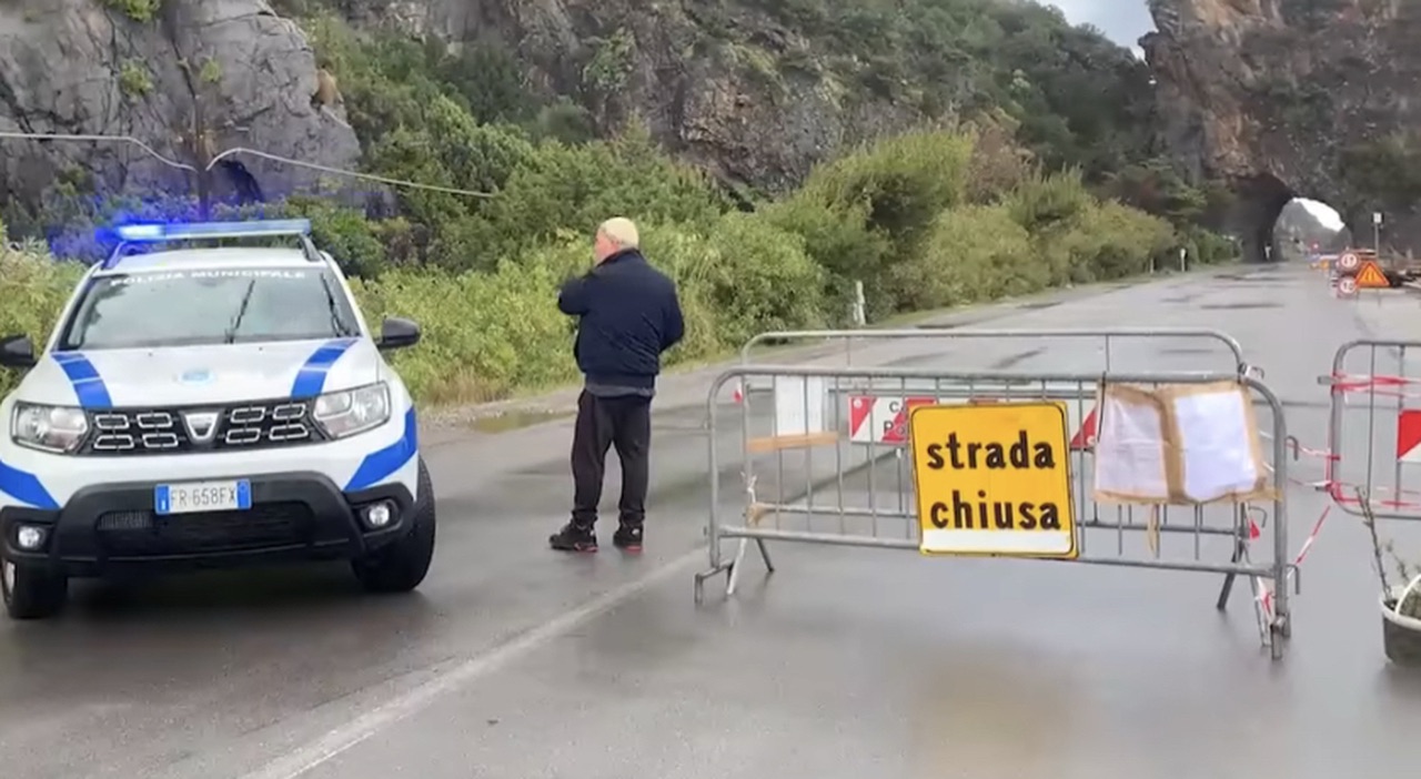 Camerota, cade masso al Mingardo: strada chiusa. Sindaco: «Miracolo ha evitato tragedia»