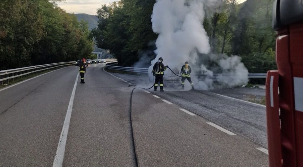 Auto in fiamme a Lagonegro, coppia salva per miracolo