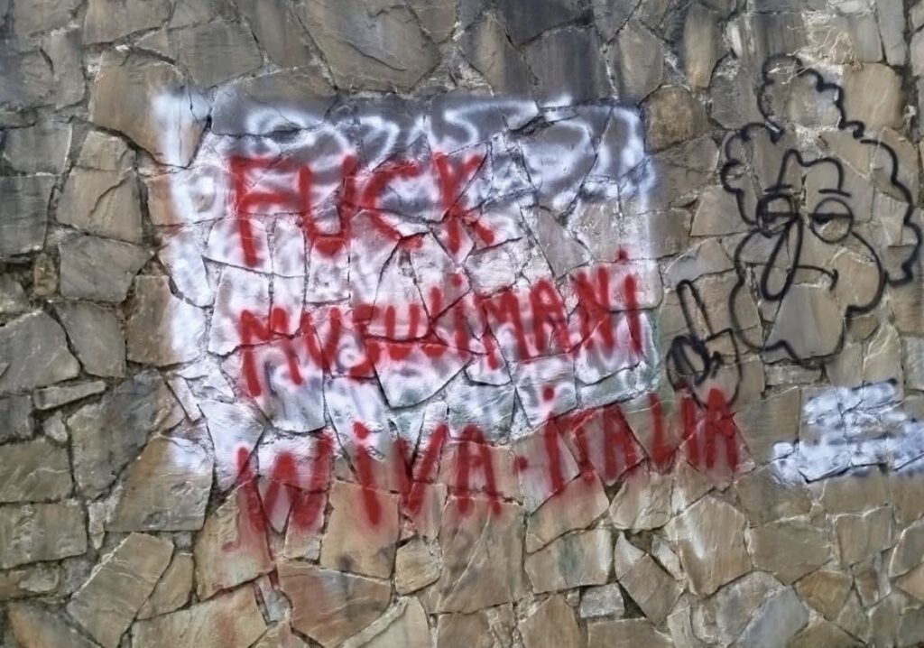 Scritte razziste sulla Fontana dell’Inverno a Teggiano: “Fuck musulmani, viva Italia”