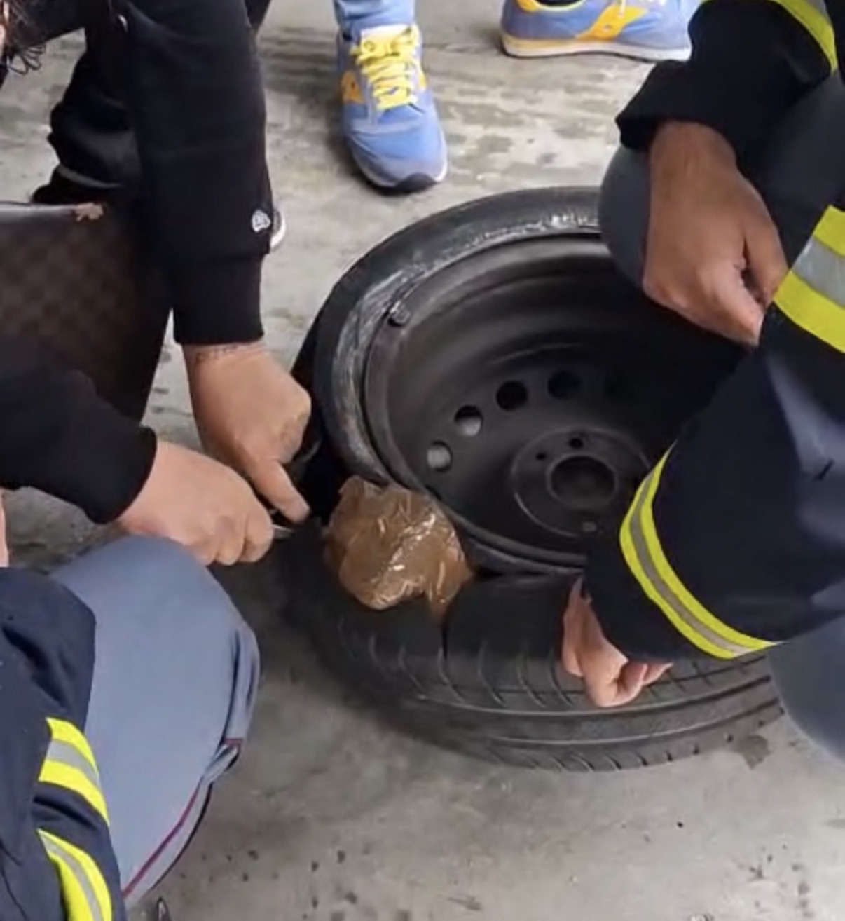 Traffico di sostanze stupefacenti: Polizia sequestra oltre cinque chili di hashish