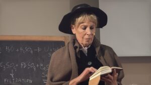 Il genio di Marie Curie a Morigerati: il monologo con Valeria De Venezia incanta il pubblico