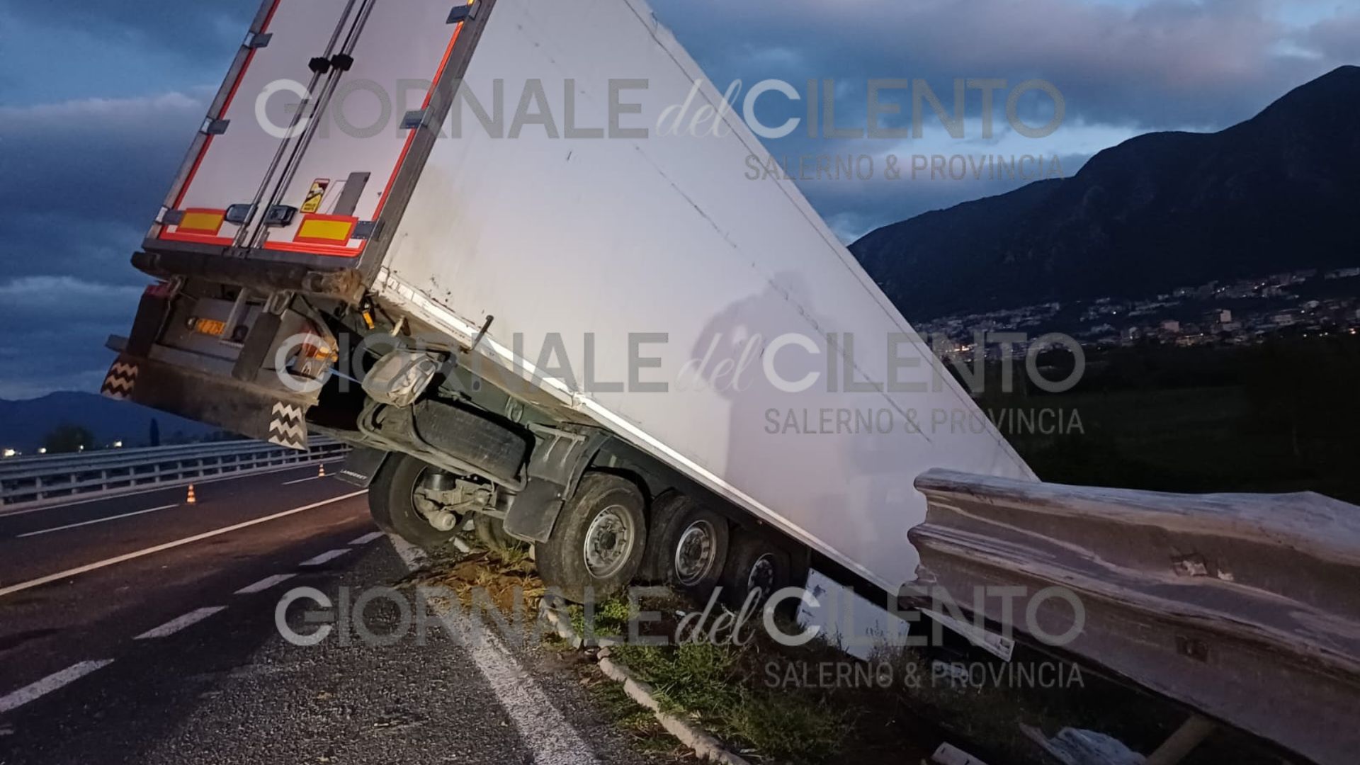 A2: autoarticolato sfonda il guardrail e finisce nella scarpata tra Sala Consilina e Padula