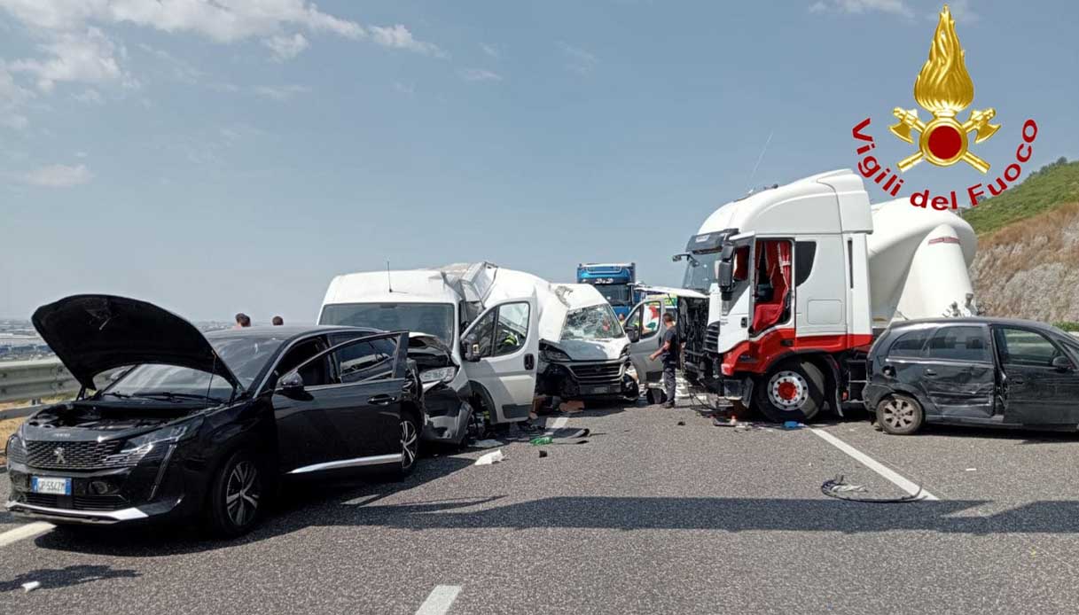 Schianto sull’A2, morte Mario Valiante e Wilma Fezza: camionista rischia processo