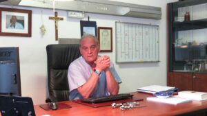 Inchiesta professore Carmine Alfano, arriva la sospensione anche dal Ruggi