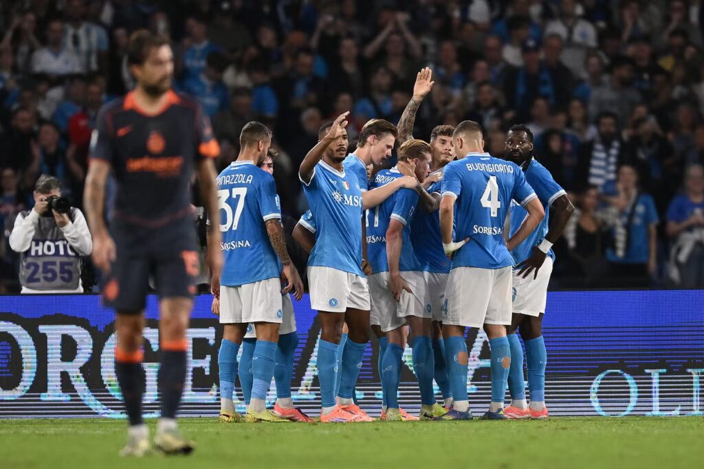 Napoli travolgente: 3-1 all’Inter e ritorno in vetta. De Bruyne, McTominay e Anguissa firmano il colpo