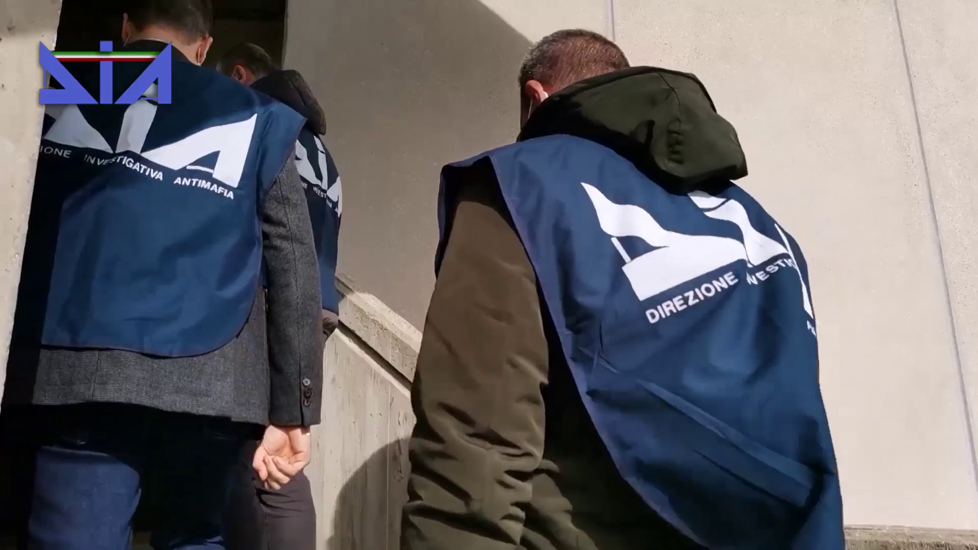 Blitz della Dia, sono 16 gli arresti: «messaggeri» nelle aziende e 2 mila euro per la protezione
