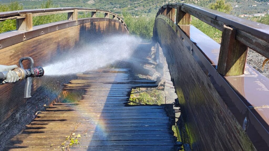 Rogo a Sala Consilina: danneggiato un caratteristico ponte pedonale in legno