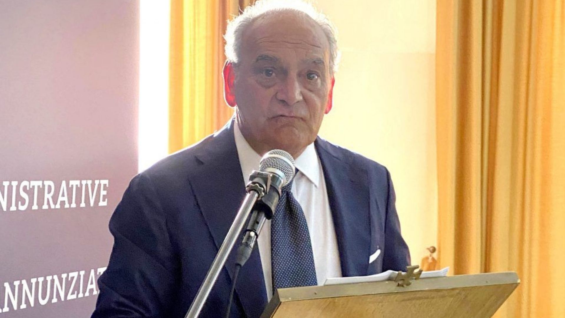 Chi è Carmine Alfano, il professore sospeso. Un anno fa i suoi audio shock: «Ricch*oni nel forno crematorio»