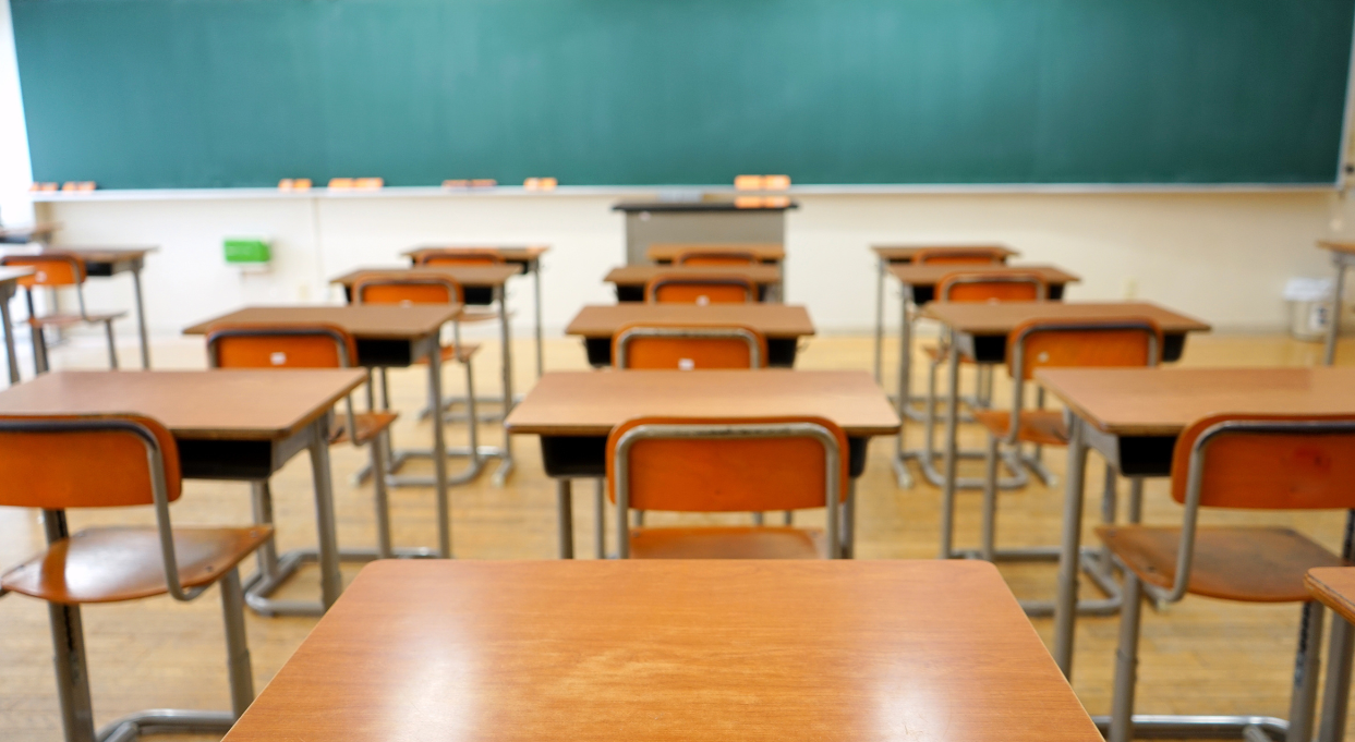 40enne irrompe a scuola: denunciato per minacce a studenti e docenti