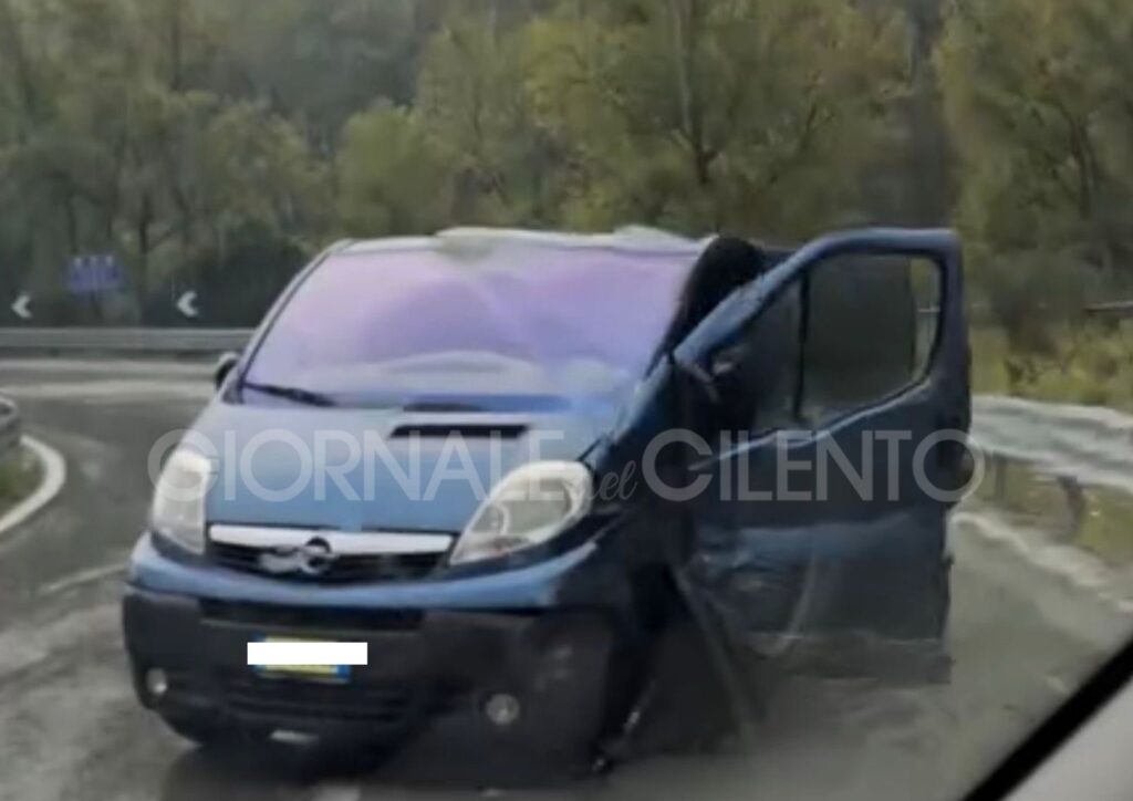Paura sulla Mingardina: van finisce di traverso tra Marina di Camerota e Palinuro, illesi gli occupanti