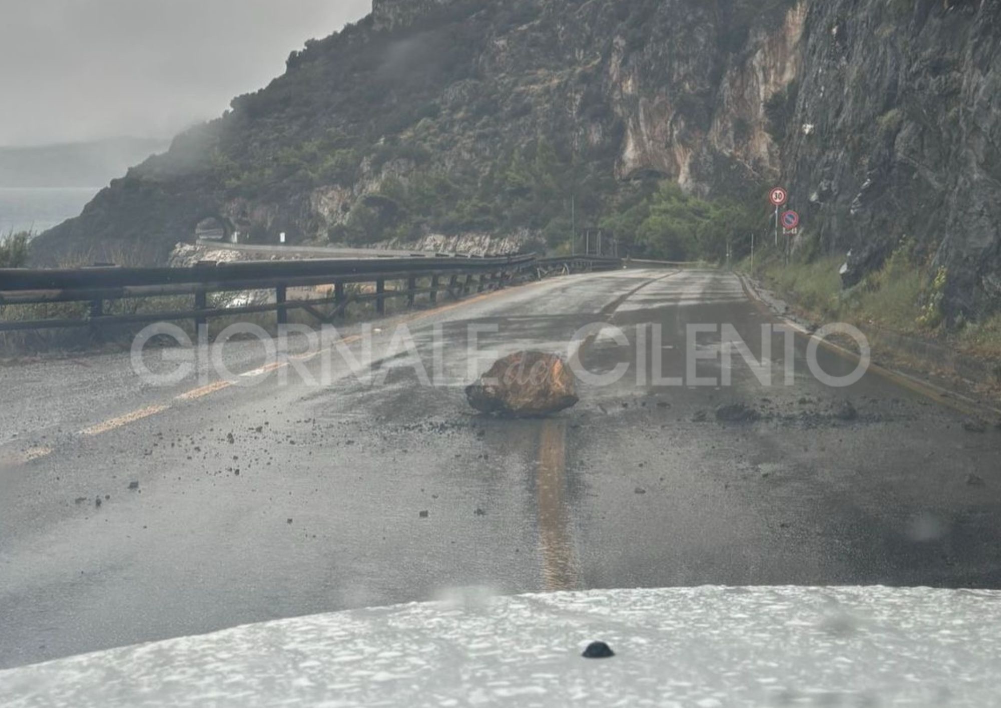 Paura sulla strada del Mingardo, masso precipita sulla carreggiata