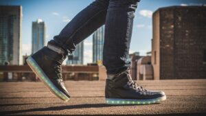 Dallo streetwear all’eleganza: le sneakers protagoniste dell’autunno