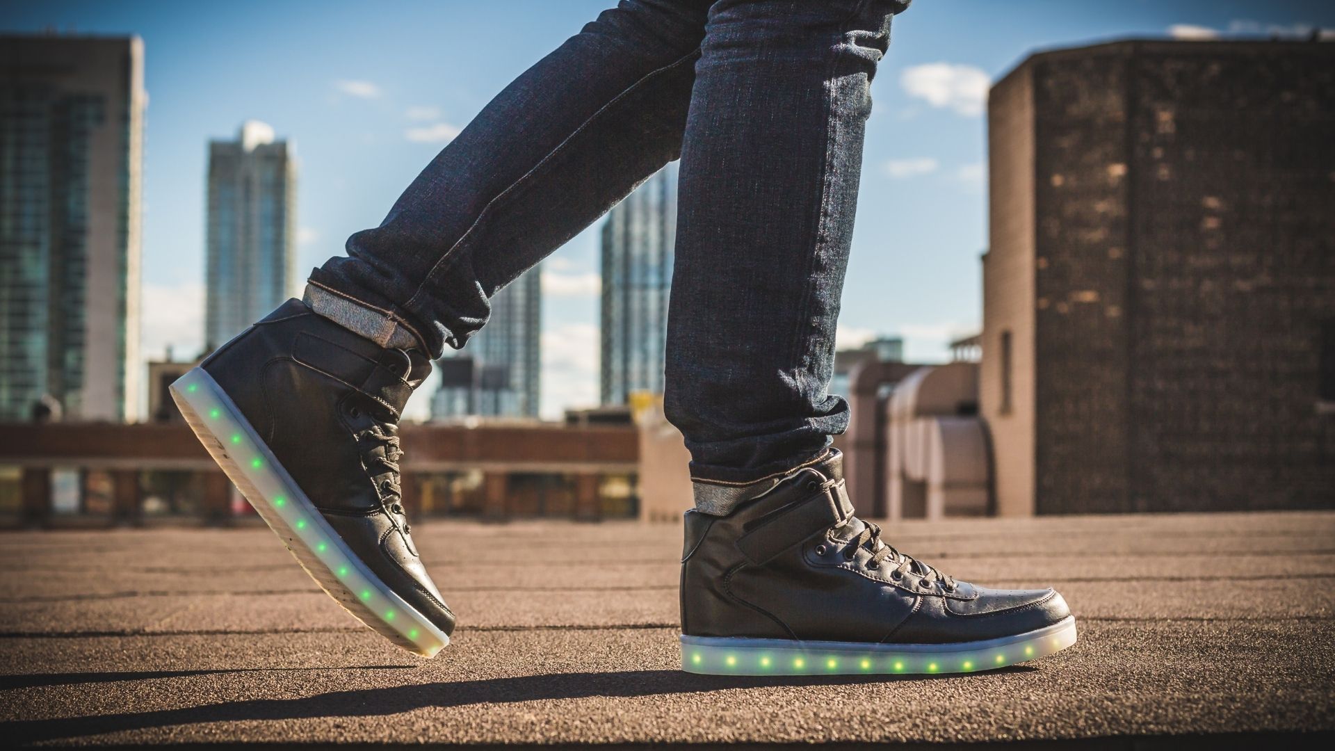 Dallo streetwear all’eleganza: le sneakers protagoniste dell’autunno