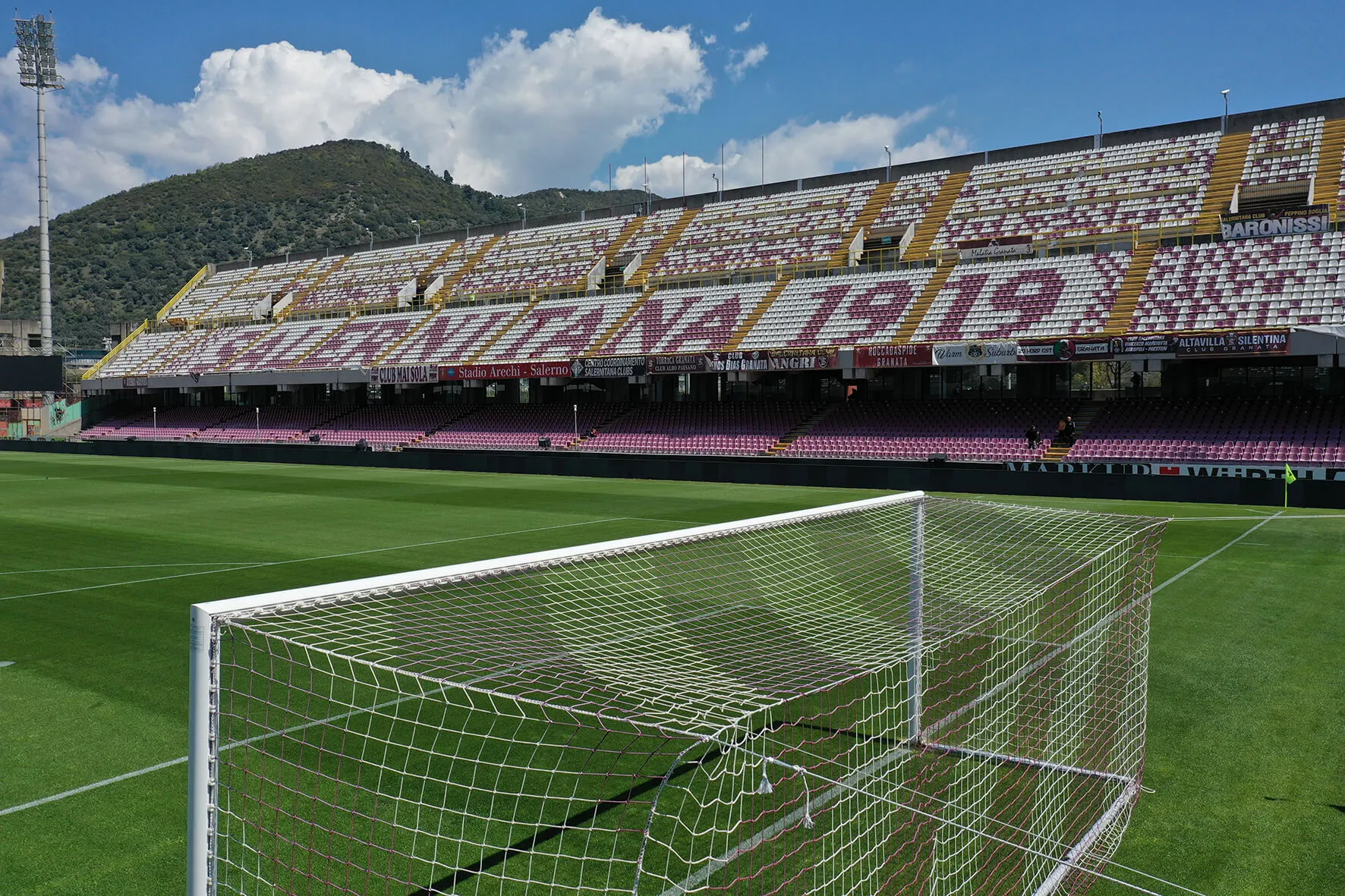 Salernitana, nuovo piano per i lavori all’Arechi: ospiti nei Distinti