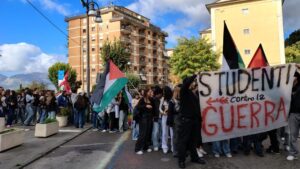 “Ogni voce conta. Non restare in silenzio”: a Sala Consilina un corteo di studenti contro la guerra