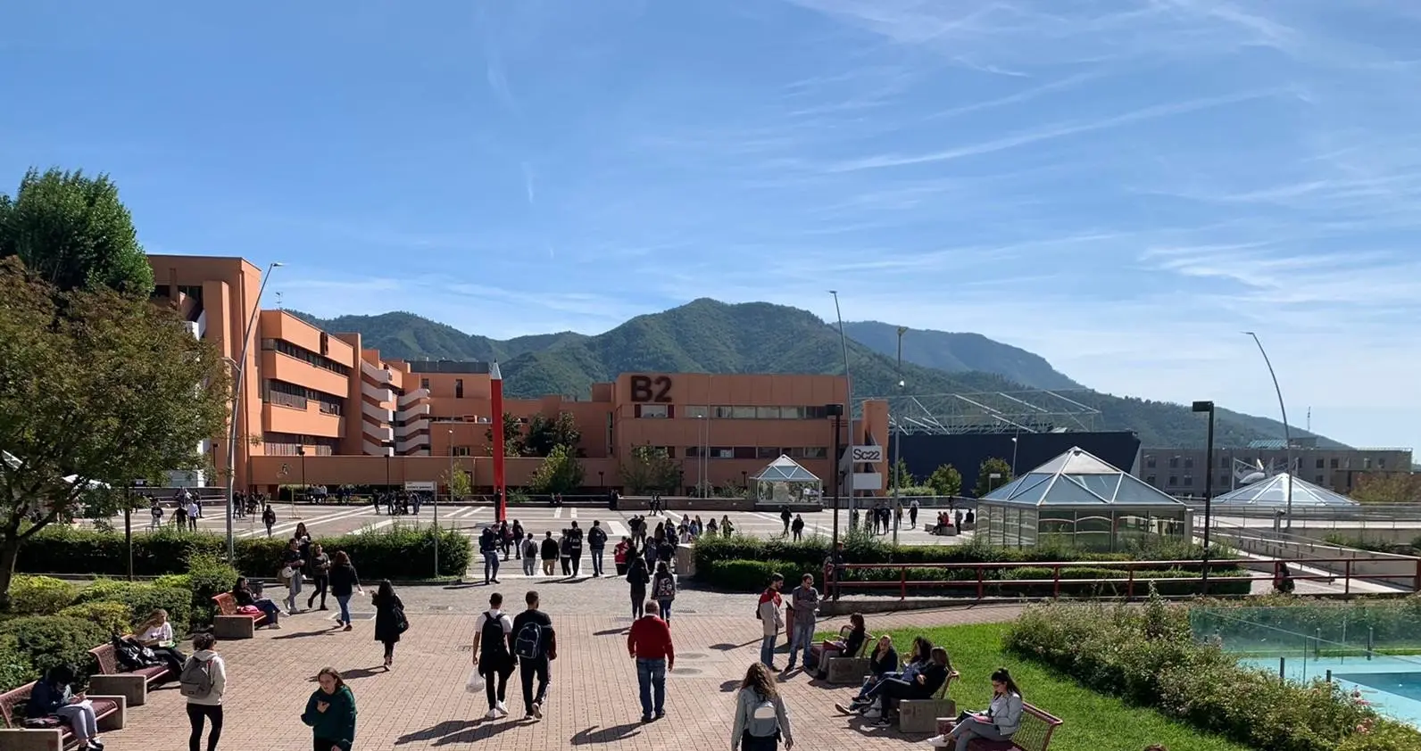 Università di Salerno, docente sospeso: accuse di abusi, favoritismi e truffa ai danni dello Stato