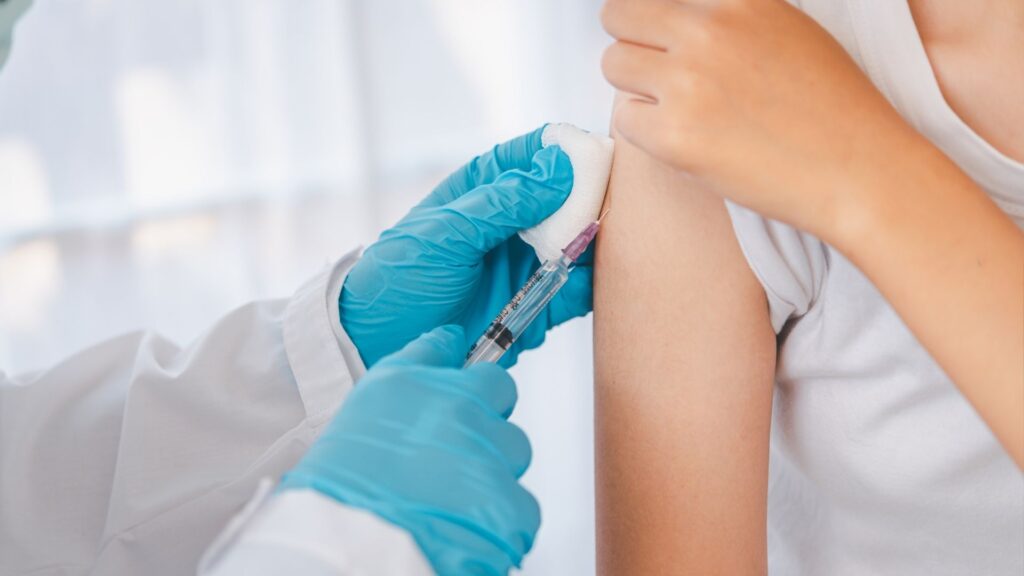 Papilloma virus, solo metà dei ragazzi vaccinati: i pediatri lanciano l’allarme