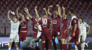 Salernitana-Crotone, paura e lacrime: giocatore perde conoscenza