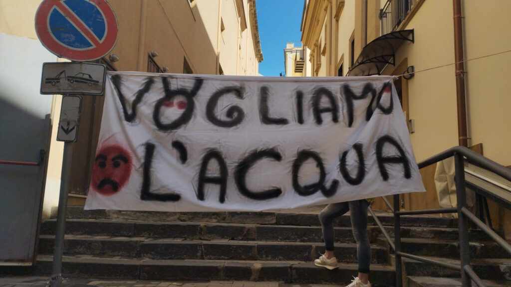 Mercato Cilento, striscioni di protesta nella notte: cittadini contro disagi e siccità